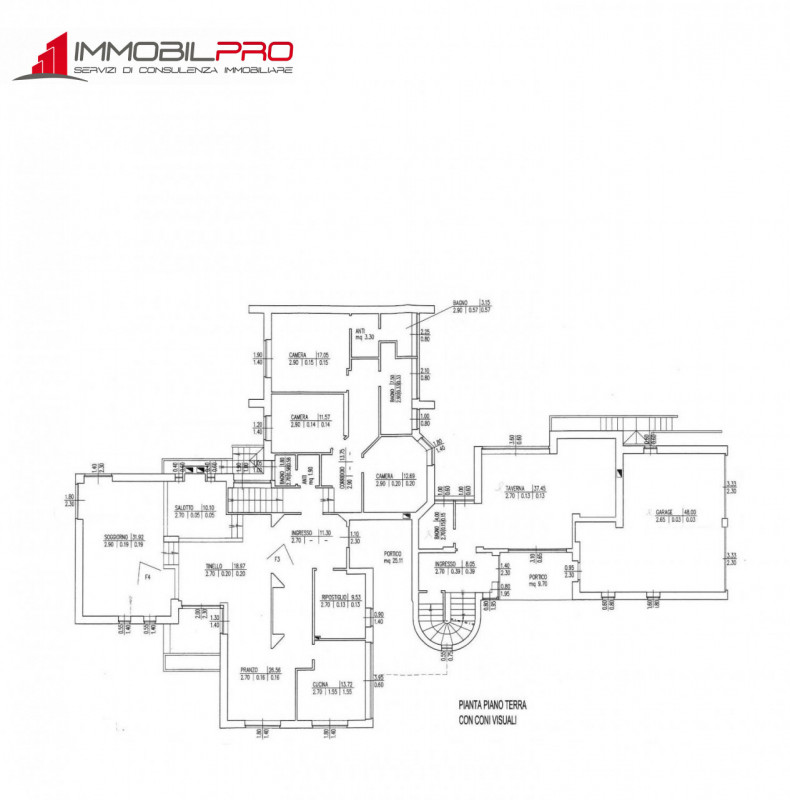Su un lotto di oltre 2.000 mq, questa proprietà non è semplicemente grande — è rara.
I suoi 714 m...