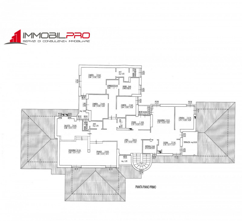 Su un lotto di oltre 2.000 mq, questa proprietà non è semplicemente grande — è rara.
I suoi 714 m...