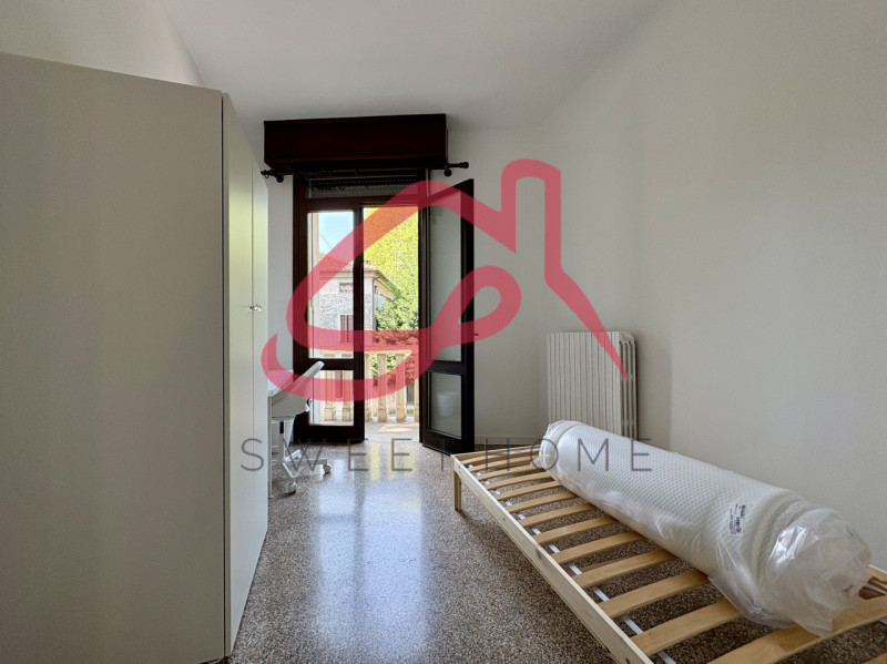 Padova (Voltabarozzo): in posizione servita, si propongono stanze per studenti/specializzandi in ...