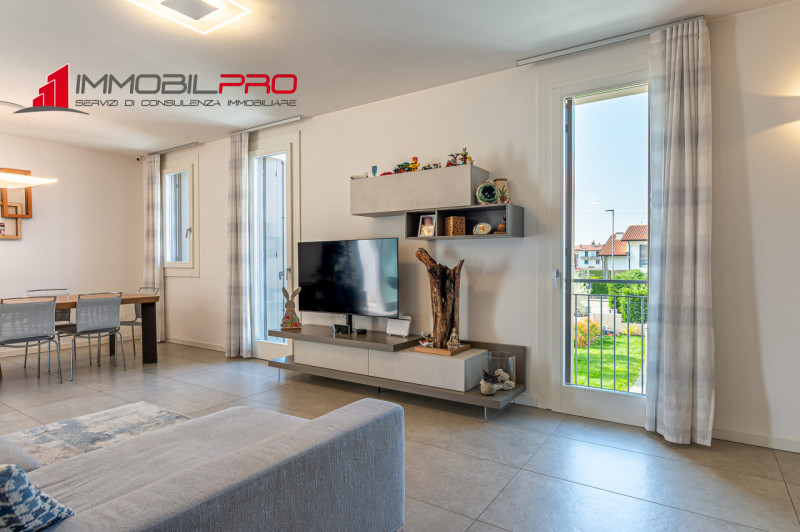 Proponiamo in vendita un esclusivo appartamento tricamere in classe energetica A4 di ben 217 mq s...