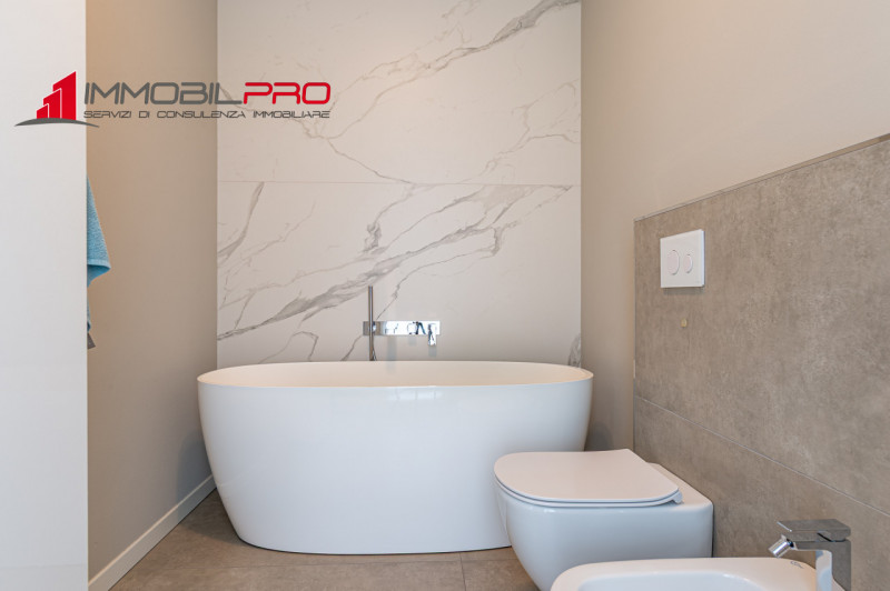 Proponiamo in vendita un esclusivo appartamento tricamere in classe energetica A4 di ben 217 mq s...