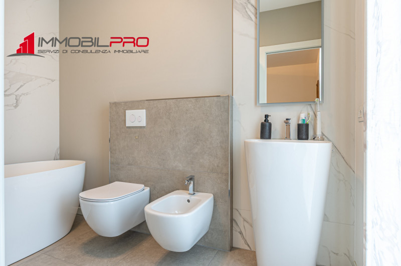 Proponiamo in vendita un esclusivo appartamento tricamere in classe energetica A4 di ben 217 mq s...