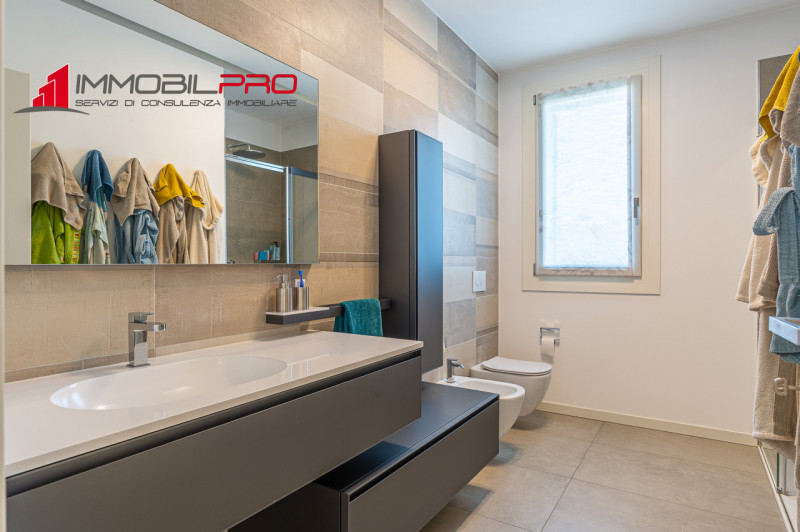 Proponiamo in vendita un esclusivo appartamento tricamere in classe energetica A4 di ben 217 mq s...