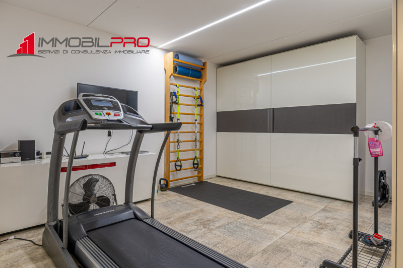 Proponiamo in vendita un esclusivo appartamento tricamere in classe energetica A4 di ben 217 mq s...