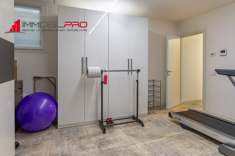 Proponiamo in vendita un esclusivo appartamento tricamere in classe energetica A4 di ben 217 mq s...