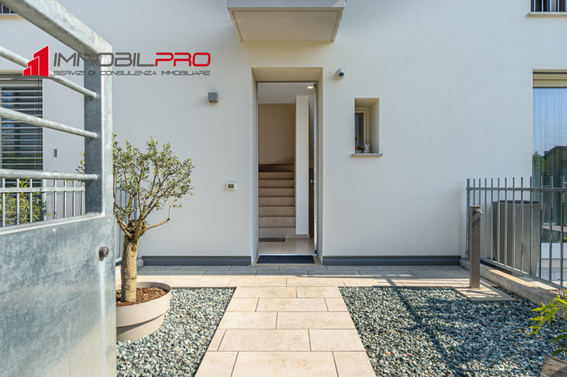 Proponiamo in vendita un esclusivo appartamento tricamere in classe energetica A4 di ben 217 mq s...