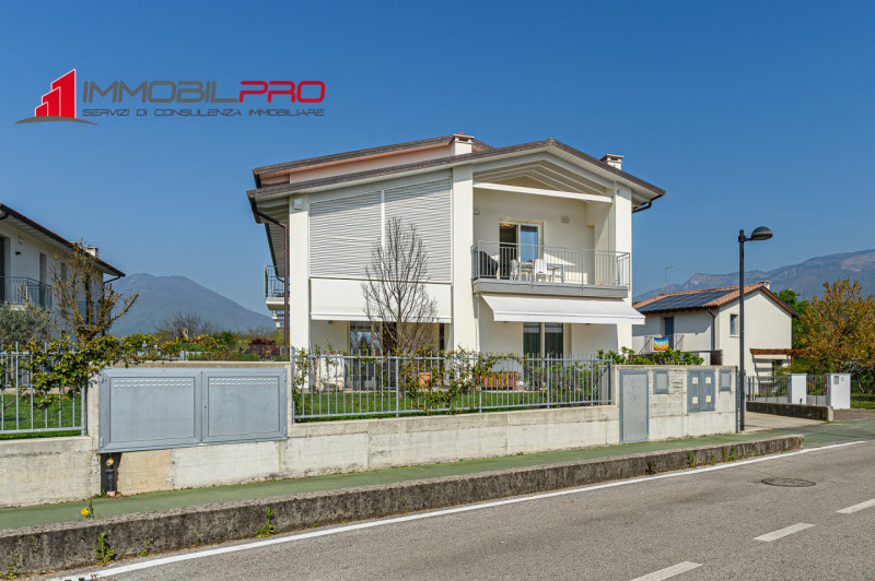 Proponiamo in vendita un esclusivo appartamento tricamere in classe energetica A4 di ben 217 mq s...