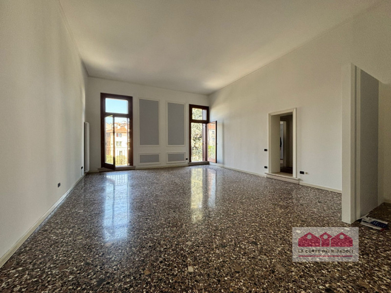 CENTRO STORICO: BICAMERE IN PALAZZO STORICO COMPOSTO DA SOGGIORNO CON SALA DA PRANZO, CUCINA SEPA...