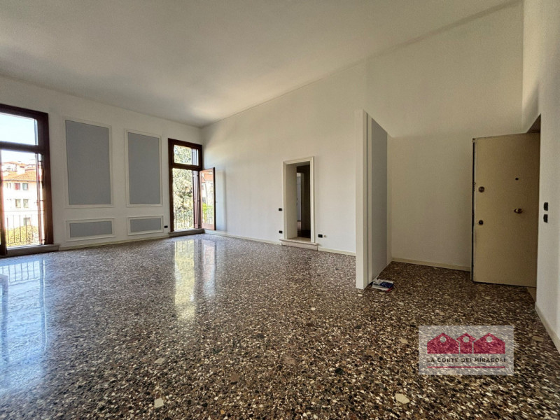 CENTRO STORICO: BICAMERE IN PALAZZO STORICO COMPOSTO DA SOGGIORNO CON SALA DA PRANZO, CUCINA SEPA...