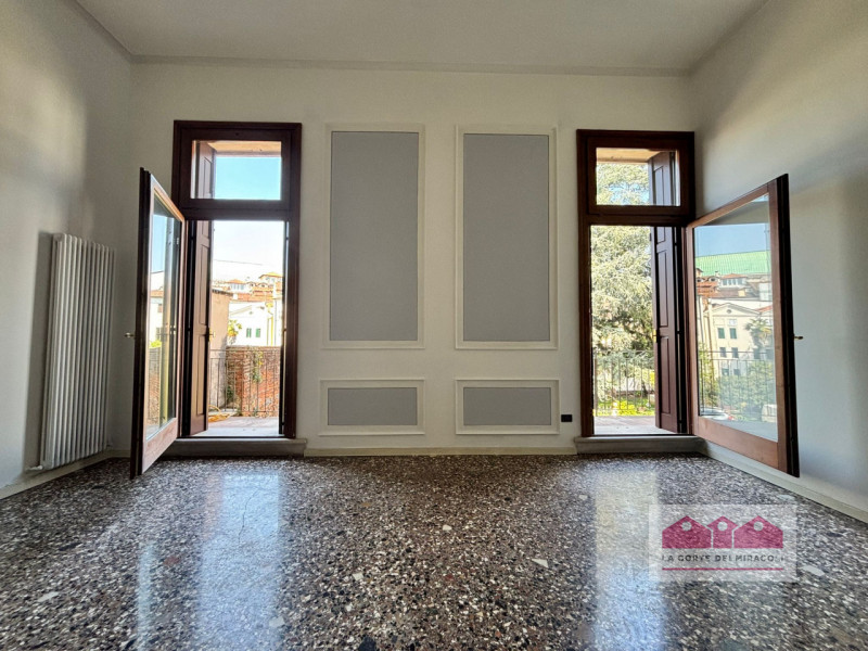 CENTRO STORICO: BICAMERE IN PALAZZO STORICO COMPOSTO DA SOGGIORNO CON SALA DA PRANZO, CUCINA SEPA...