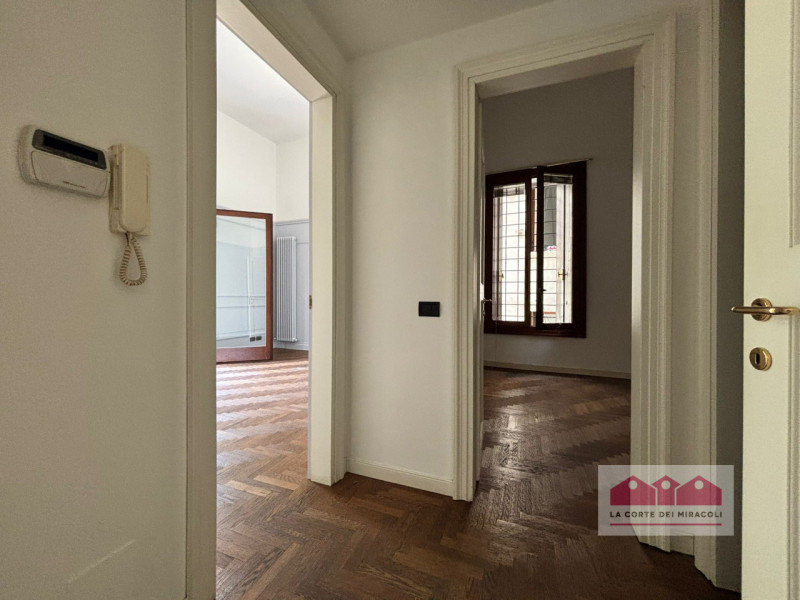 CENTRO STORICO: BICAMERE IN PALAZZO STORICO COMPOSTO DA SOGGIORNO CON SALA DA PRANZO, CUCINA SEPA...