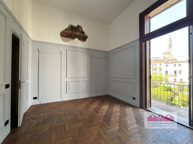 CENTRO STORICO: BICAMERE IN PALAZZO STORICO COMPOSTO DA SOGGIORNO CON SALA DA PRANZO, CUCINA SEPA...