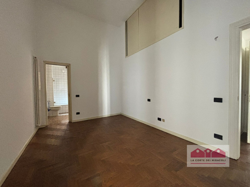 CENTRO STORICO: BICAMERE IN PALAZZO STORICO COMPOSTO DA SOGGIORNO CON SALA DA PRANZO, CUCINA SEPA...