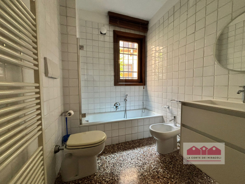 CENTRO STORICO: BICAMERE IN PALAZZO STORICO COMPOSTO DA SOGGIORNO CON SALA DA PRANZO, CUCINA SEPA...