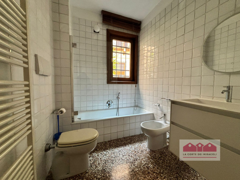 CENTRO STORICO: BICAMERE IN PALAZZO STORICO COMPOSTO DA SOGGIORNO CON SALA DA PRANZO, CUCINA SEPA...