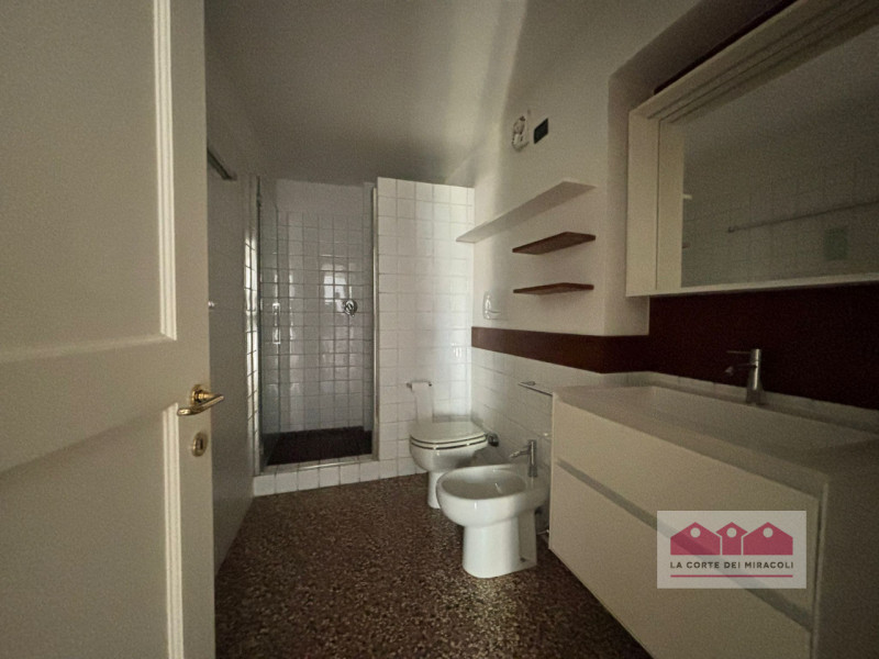 CENTRO STORICO: BICAMERE IN PALAZZO STORICO COMPOSTO DA SOGGIORNO CON SALA DA PRANZO, CUCINA SEPA...