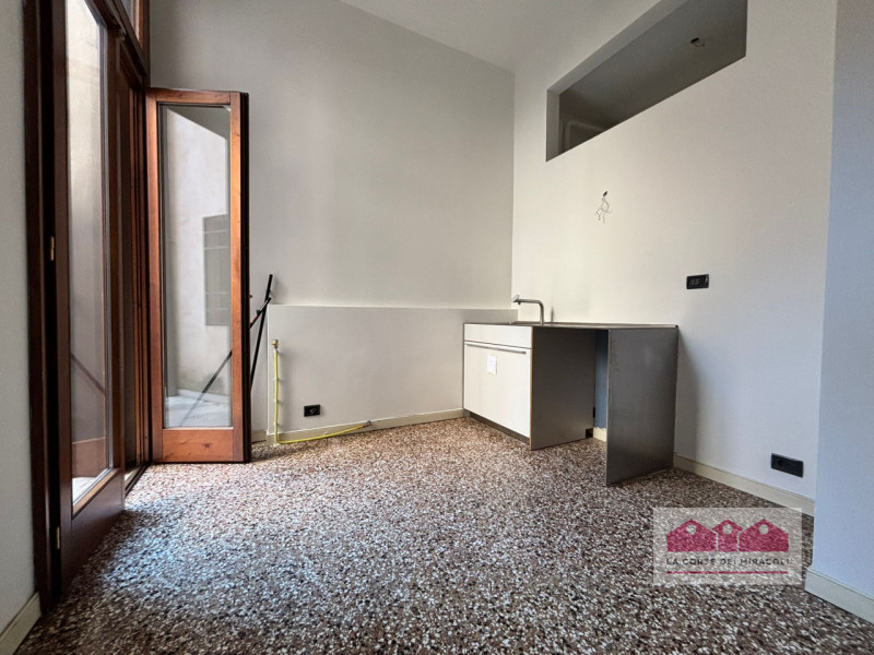 CENTRO STORICO: BICAMERE IN PALAZZO STORICO COMPOSTO DA SOGGIORNO CON SALA DA PRANZO, CUCINA SEPA...