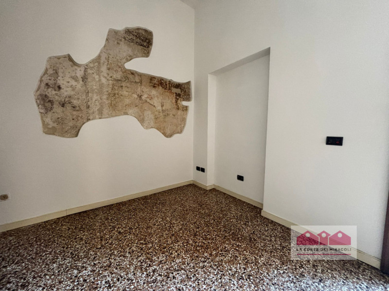 CENTRO STORICO: BICAMERE IN PALAZZO STORICO COMPOSTO DA SOGGIORNO CON SALA DA PRANZO, CUCINA SEPA...