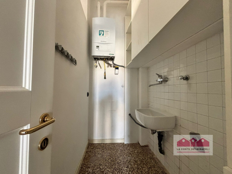 CENTRO STORICO: BICAMERE IN PALAZZO STORICO COMPOSTO DA SOGGIORNO CON SALA DA PRANZO, CUCINA SEPA...