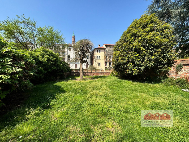 CENTRO STORICO: BICAMERE IN PALAZZO STORICO COMPOSTO DA SOGGIORNO CON SALA DA PRANZO, CUCINA SEPA...
