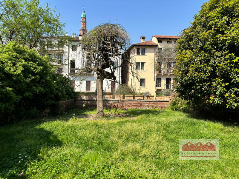CENTRO STORICO: BICAMERE IN PALAZZO STORICO COMPOSTO DA SOGGIORNO CON SALA DA PRANZO, CUCINA SEPA...