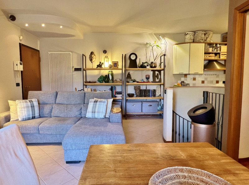 BRESSANVIDO - LOCALITA' POIANELLA: AMPIO MINI CON TAVERNA E GIARDINO ESCLUSIVO - RIF.8379
Scopri ...