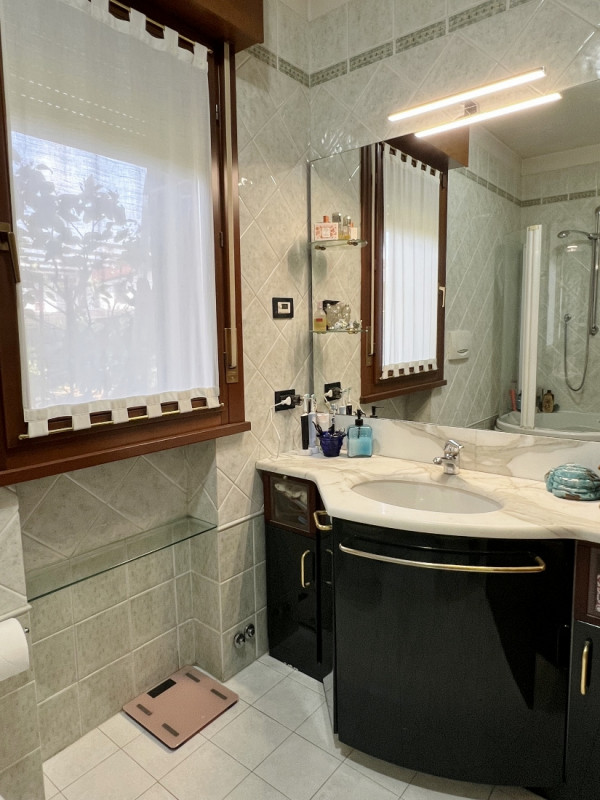 BRESSANVIDO - LOCALITA' POIANELLA: AMPIO MINI CON TAVERNA E GIARDINO ESCLUSIVO - RIF.8379
Scopri ...