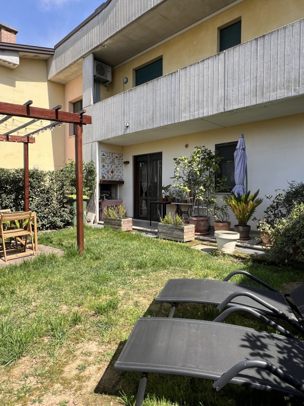 BRESSANVIDO - LOCALITA' POIANELLA: AMPIO MINI CON TAVERNA E GIARDINO ESCLUSIVO - RIF.8379
Scopri ...