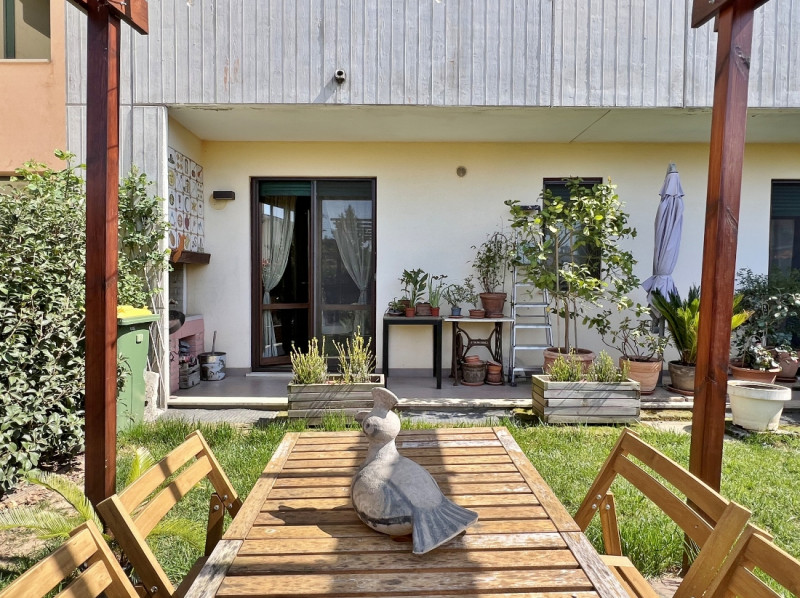 BRESSANVIDO - LOCALITA' POIANELLA: AMPIO MINI CON TAVERNA E GIARDINO ESCLUSIVO - RIF.8379
Scopri ...