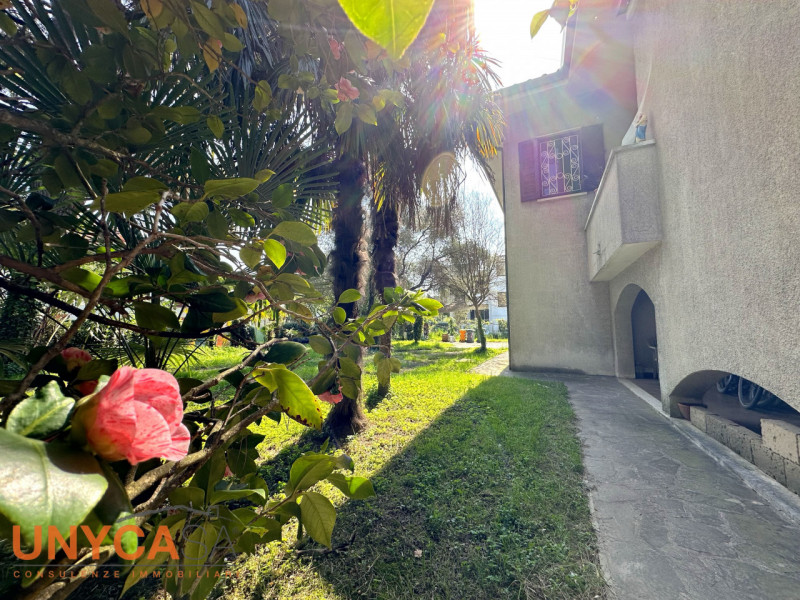 In contesto verdeggiante, valorizzato da tutta la tranquillità che offre la zona senza farsi manc...