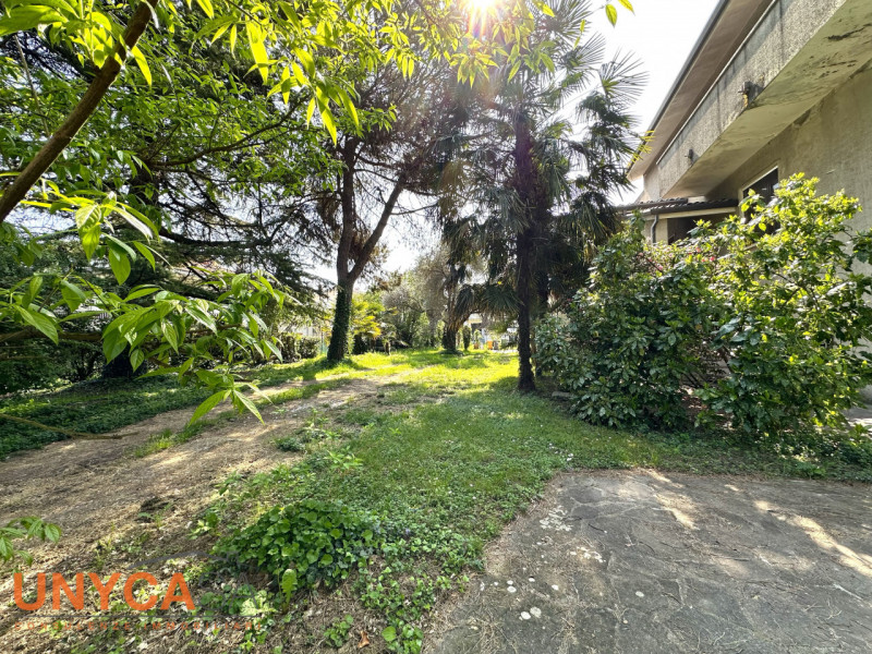 In contesto verdeggiante, valorizzato da tutta la tranquillità che offre la zona senza farsi manc...