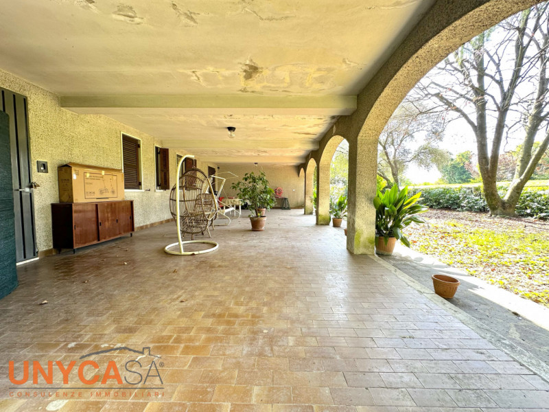 In contesto verdeggiante, valorizzato da tutta la tranquillità che offre la zona senza farsi manc...