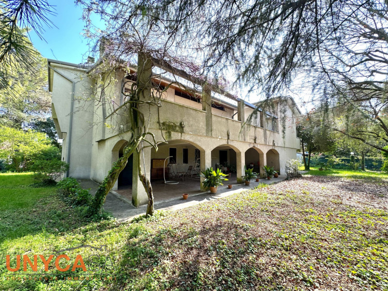 In contesto verdeggiante, valorizzato da tutta la tranquillità che offre la zona senza farsi manc...