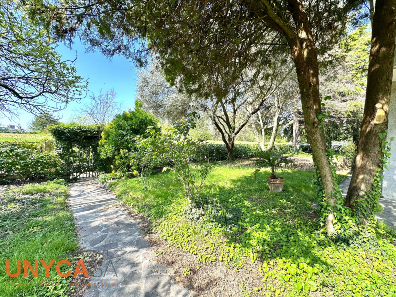 In contesto verdeggiante, valorizzato da tutta la tranquillità che offre la zona senza farsi manc...