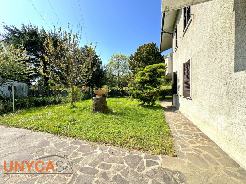 In contesto verdeggiante, valorizzato da tutta la tranquillità che offre la zona senza farsi manc...