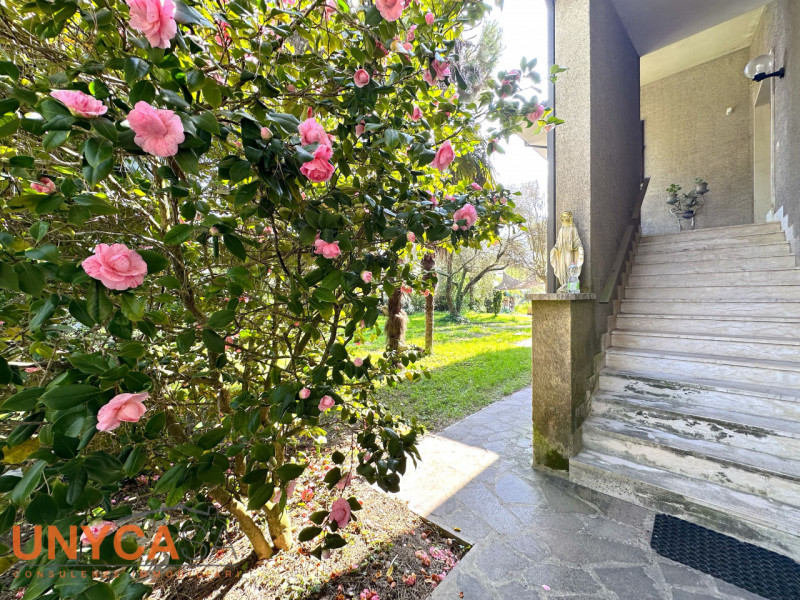 In contesto verdeggiante, valorizzato da tutta la tranquillità che offre la zona senza farsi manc...