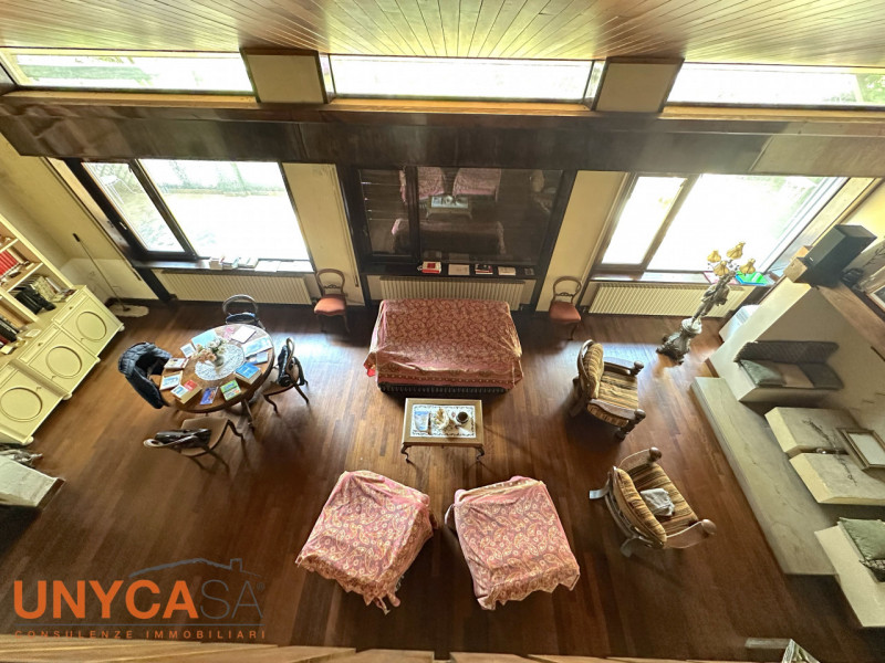 In contesto verdeggiante, valorizzato da tutta la tranquillità che offre la zona senza farsi manc...