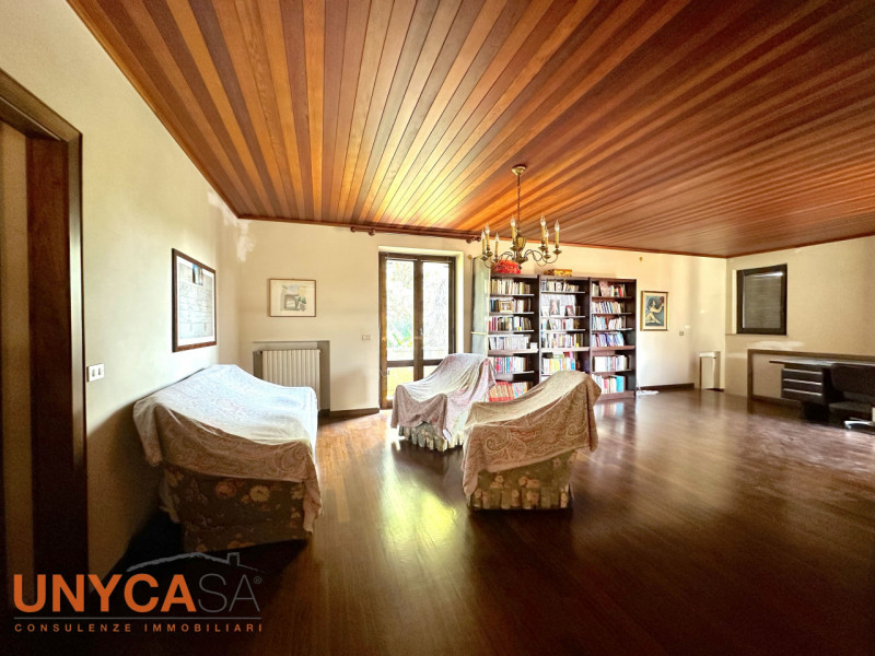 In contesto verdeggiante, valorizzato da tutta la tranquillità che offre la zona senza farsi manc...