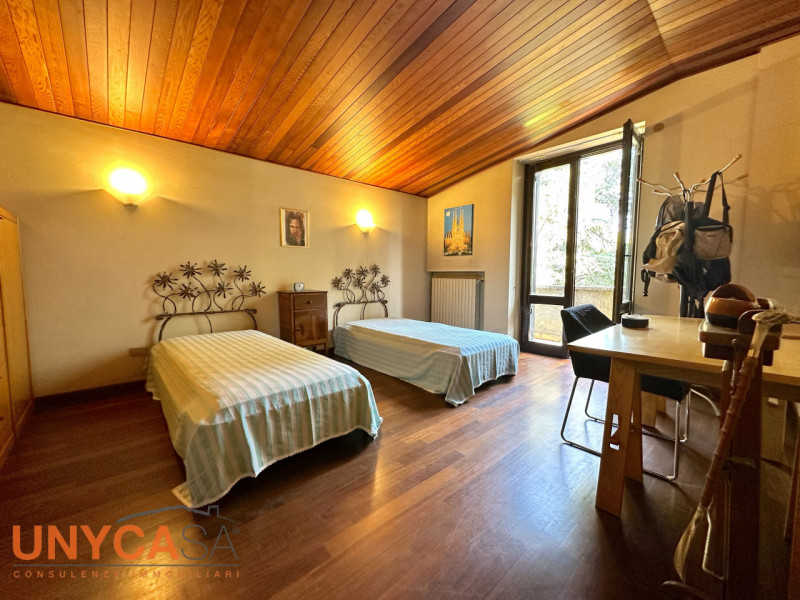 In contesto verdeggiante, valorizzato da tutta la tranquillità che offre la zona senza farsi manc...