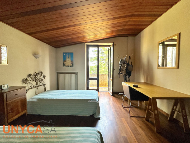 In contesto verdeggiante, valorizzato da tutta la tranquillità che offre la zona senza farsi manc...