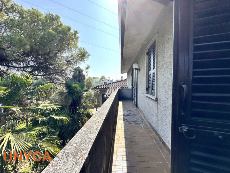 In contesto verdeggiante, valorizzato da tutta la tranquillità che offre la zona senza farsi manc...