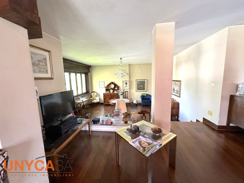 In contesto verdeggiante, valorizzato da tutta la tranquillità che offre la zona senza farsi manc...