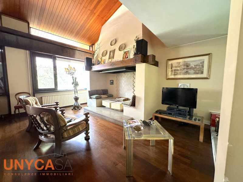 In contesto verdeggiante, valorizzato da tutta la tranquillità che offre la zona senza farsi manc...