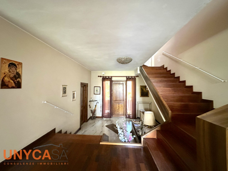 In contesto verdeggiante, valorizzato da tutta la tranquillità che offre la zona senza farsi manc...