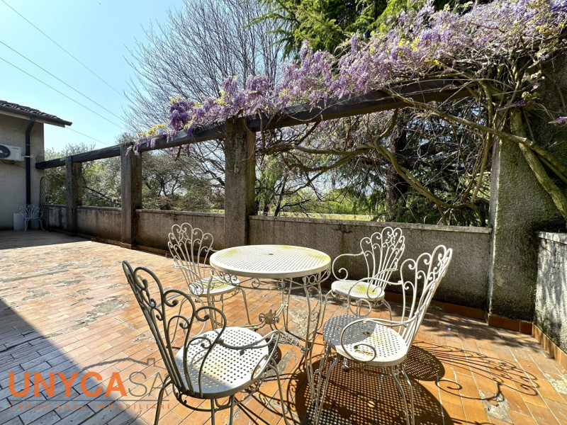 In contesto verdeggiante, valorizzato da tutta la tranquillità che offre la zona senza farsi manc...