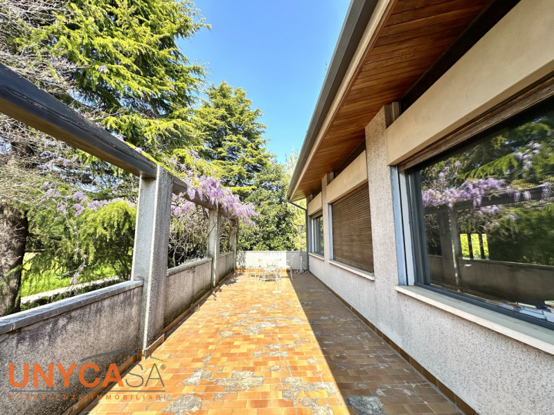 In contesto verdeggiante, valorizzato da tutta la tranquillità che offre la zona senza farsi manc...