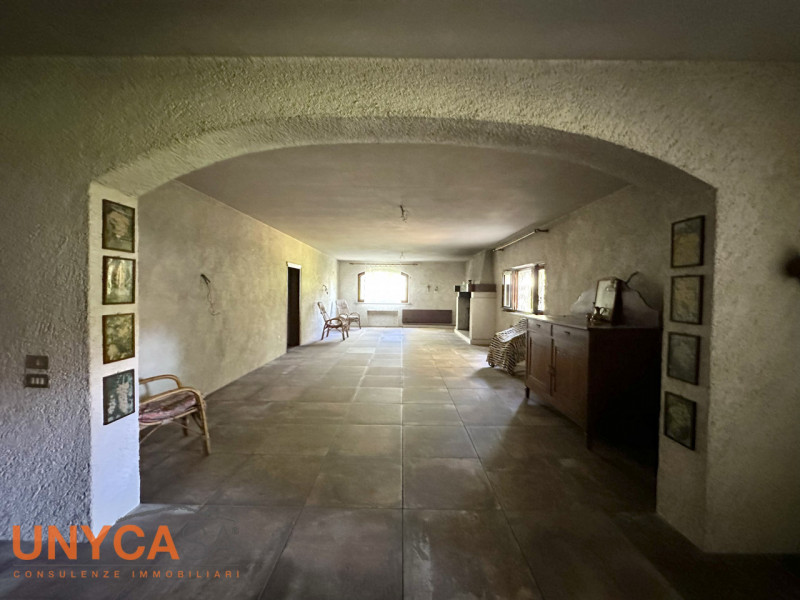 In contesto verdeggiante, valorizzato da tutta la tranquillità che offre la zona senza farsi manc...