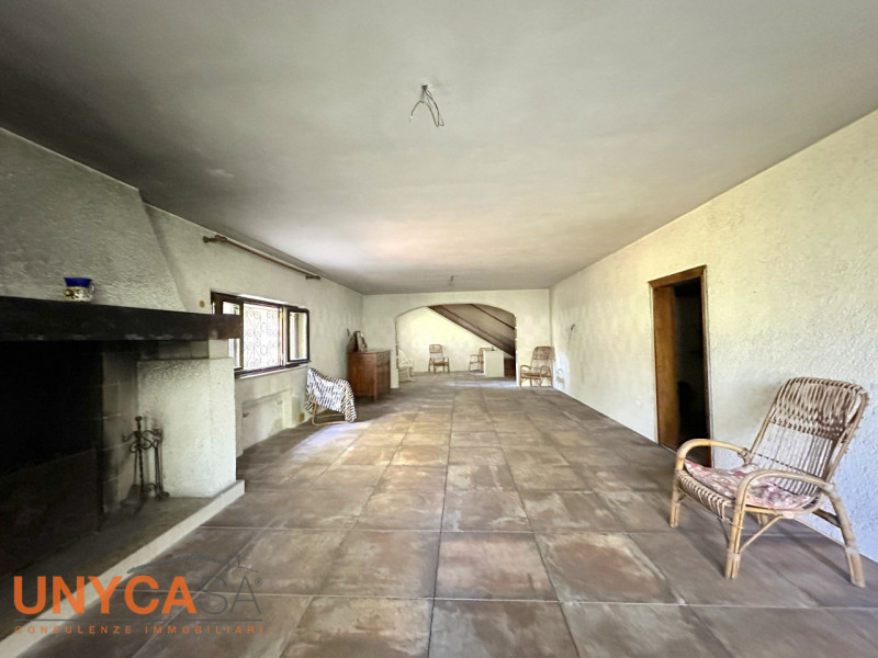 In contesto verdeggiante, valorizzato da tutta la tranquillità che offre la zona senza farsi manc...