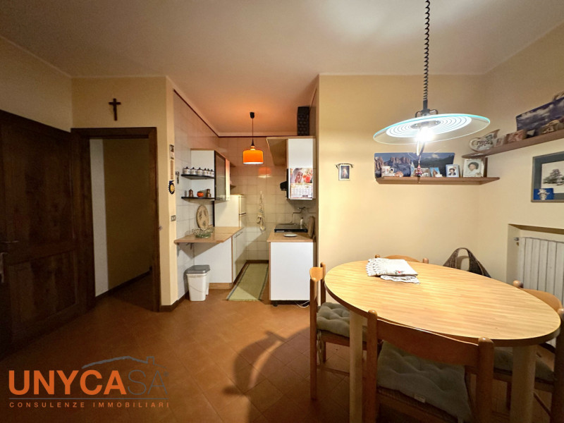 In contesto verdeggiante, valorizzato da tutta la tranquillità che offre la zona senza farsi manc...