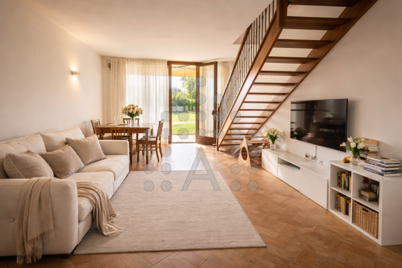 Eleganza su due livelli, emozione senza compromessi.

Ci sono case che si abitano. E poi ci sono ...